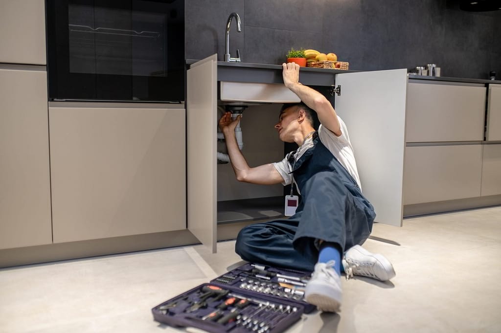 instalator lucrand la chiuveta - reconfigurari bai si bucatarii
